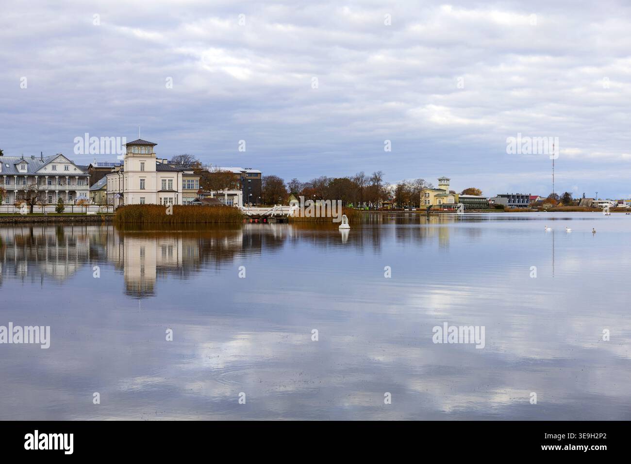 Sfondo naturale astratto con superficie d'acqua liscia che riflette il cielo nuvoloso. Ambiente minimalista e tranquillo. Foto Stock