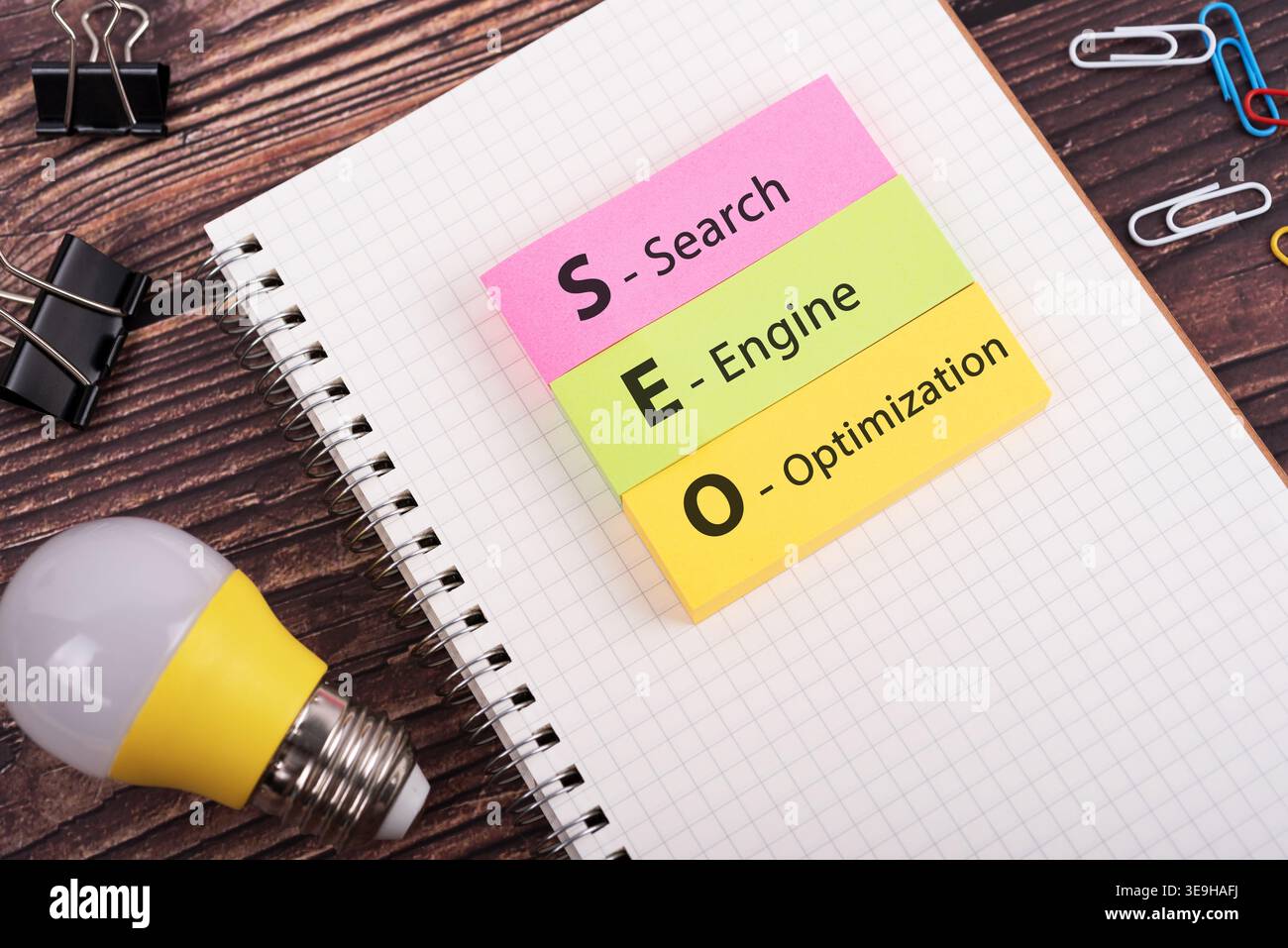 Testo SEO (Search Engine Optimization) sul concetto di business delle note colorate Foto Stock