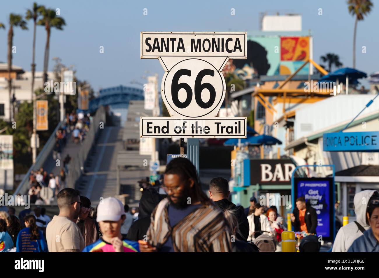 Route 66 cartello "End of the Trail" presso Santa Monica Pier, Santa Monica, California, USA Foto Stock