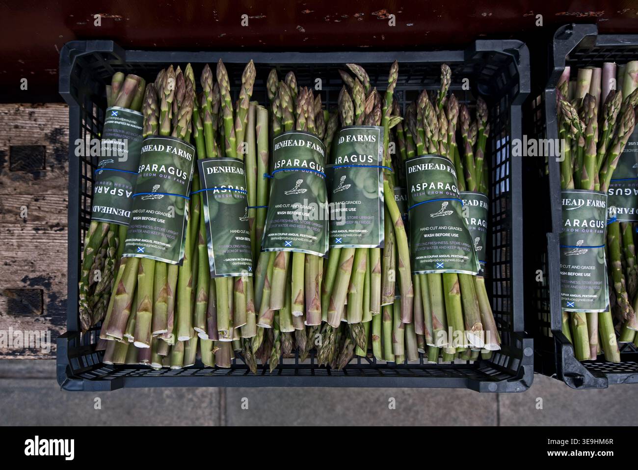 Pacchetti di asparagi Denhead Farms in vendita presso i J Mellis, Stockbridge, Edimburgo, Scozia, Regno Unito. Foto Stock