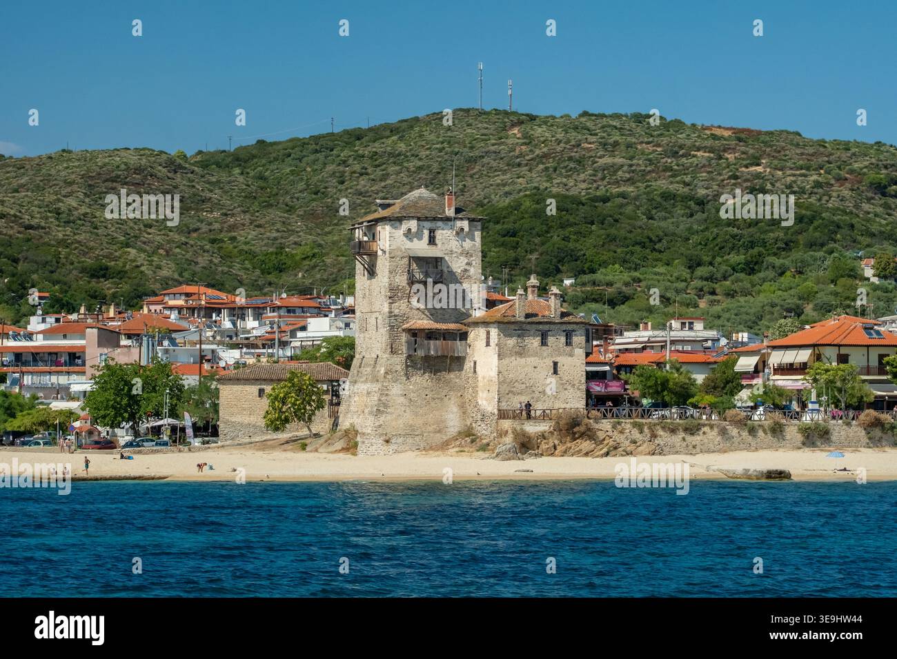 Un'antica torre bizantina in pietra a Ouranoupoli, Calcidica, Grecia. Foto Stock