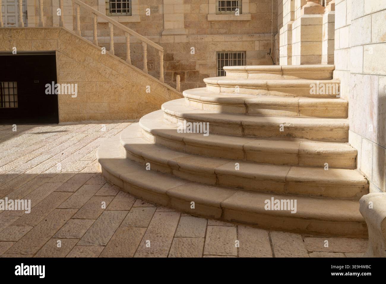 Gradini semicircolari in pietra in un tranquillo cortile di un antico edificio. Foto Stock