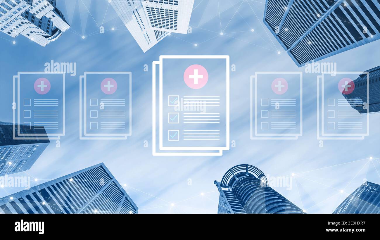 Vista urbana dei grattacieli con forme mediche a strati digitali, che rappresentano la gestione sanitaria e l'innovazione in ambienti urbani moderni. Registro Foto Stock