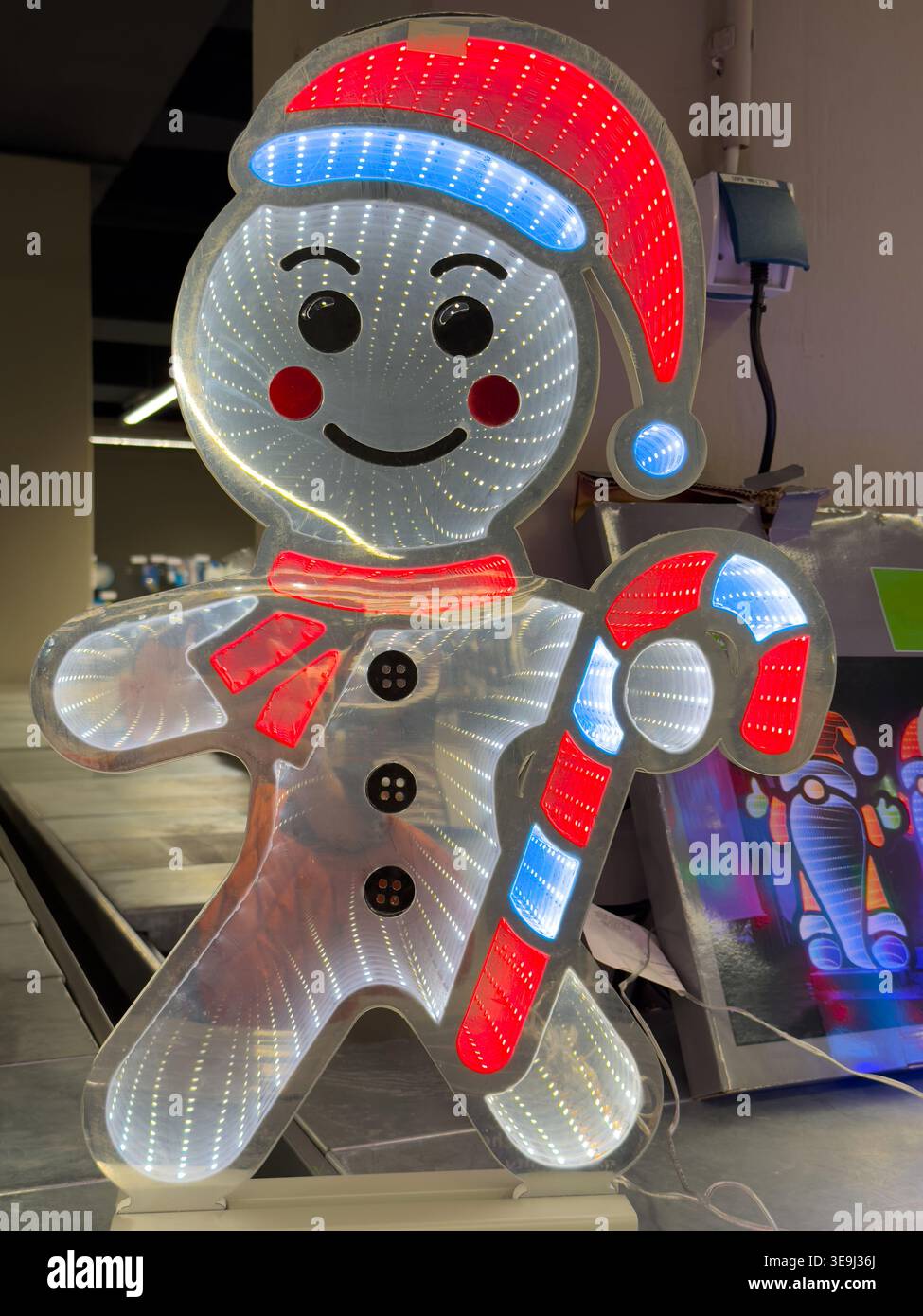 Luce a specchio a LED a sfioro uomo di pan di zenzero natalizio con cappello di Babbo Natale e canna da zucchero, decorazioni natalizie. Foto Stock