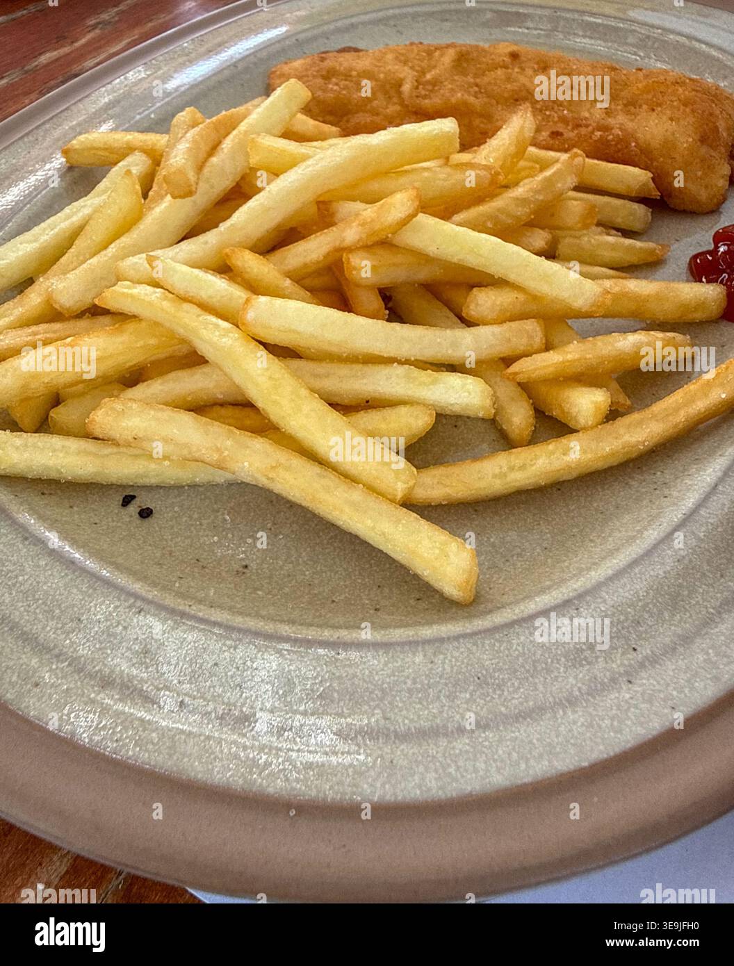pesce fritto dorato e patatine fritte con ketchup su un piatto, striscione, concetto di ristorante, fast food Foto Stock