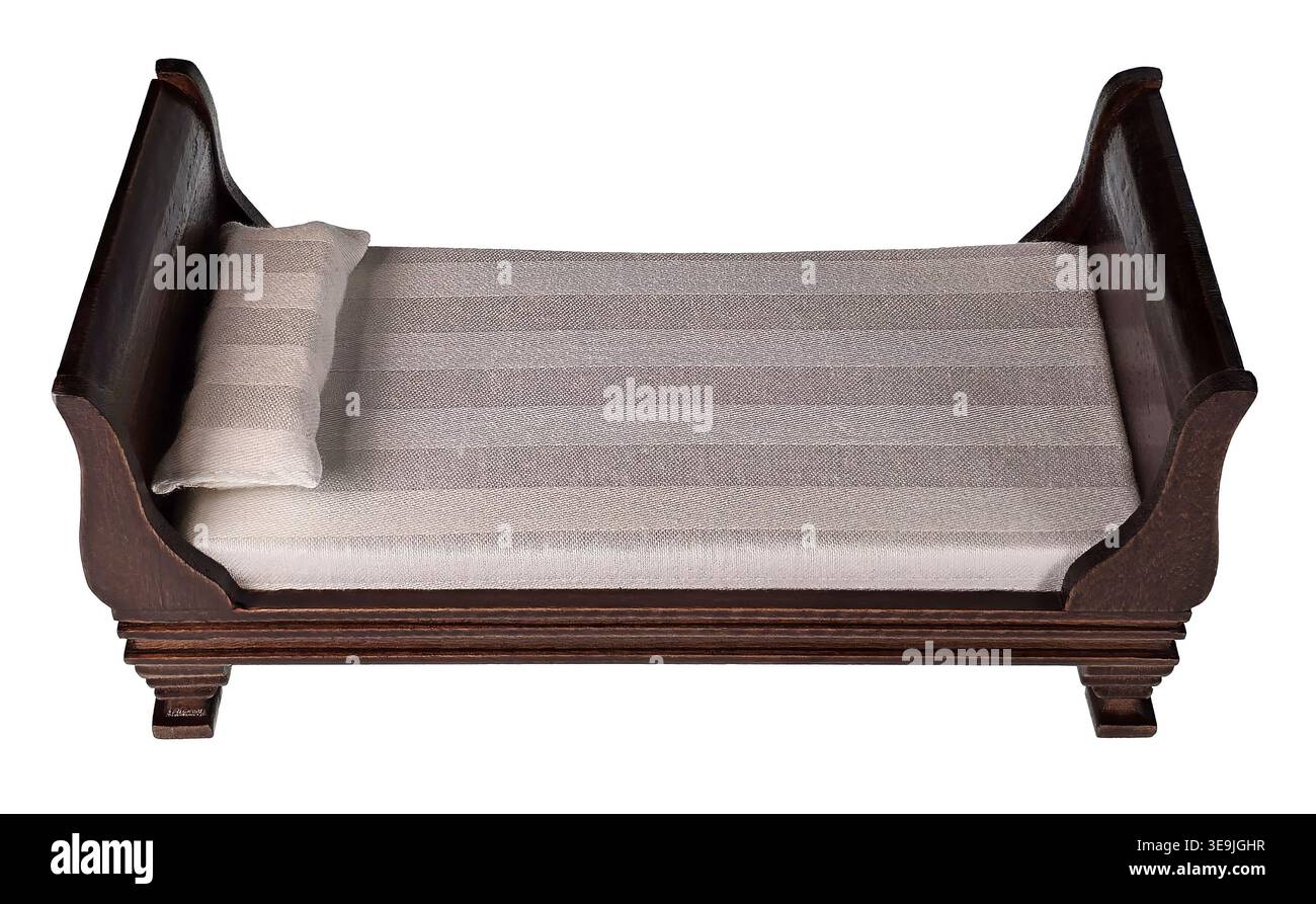 Antico letto a slitta in legno per dormire Foto Stock