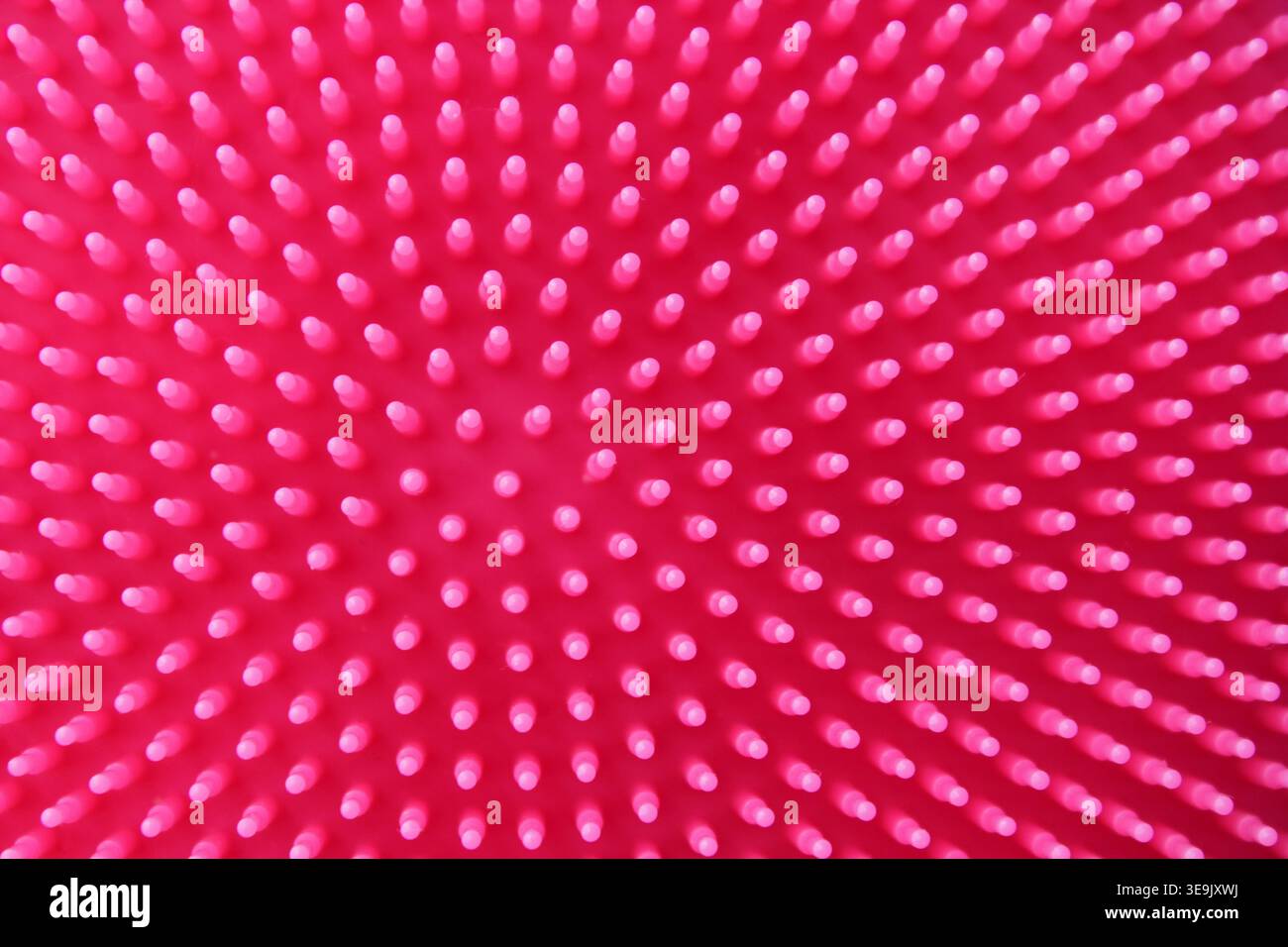 Sfondo macro full-frame di setole in silicone rosa su una spazzola per la pulizia del viso o una coppa massaggiante Foto Stock