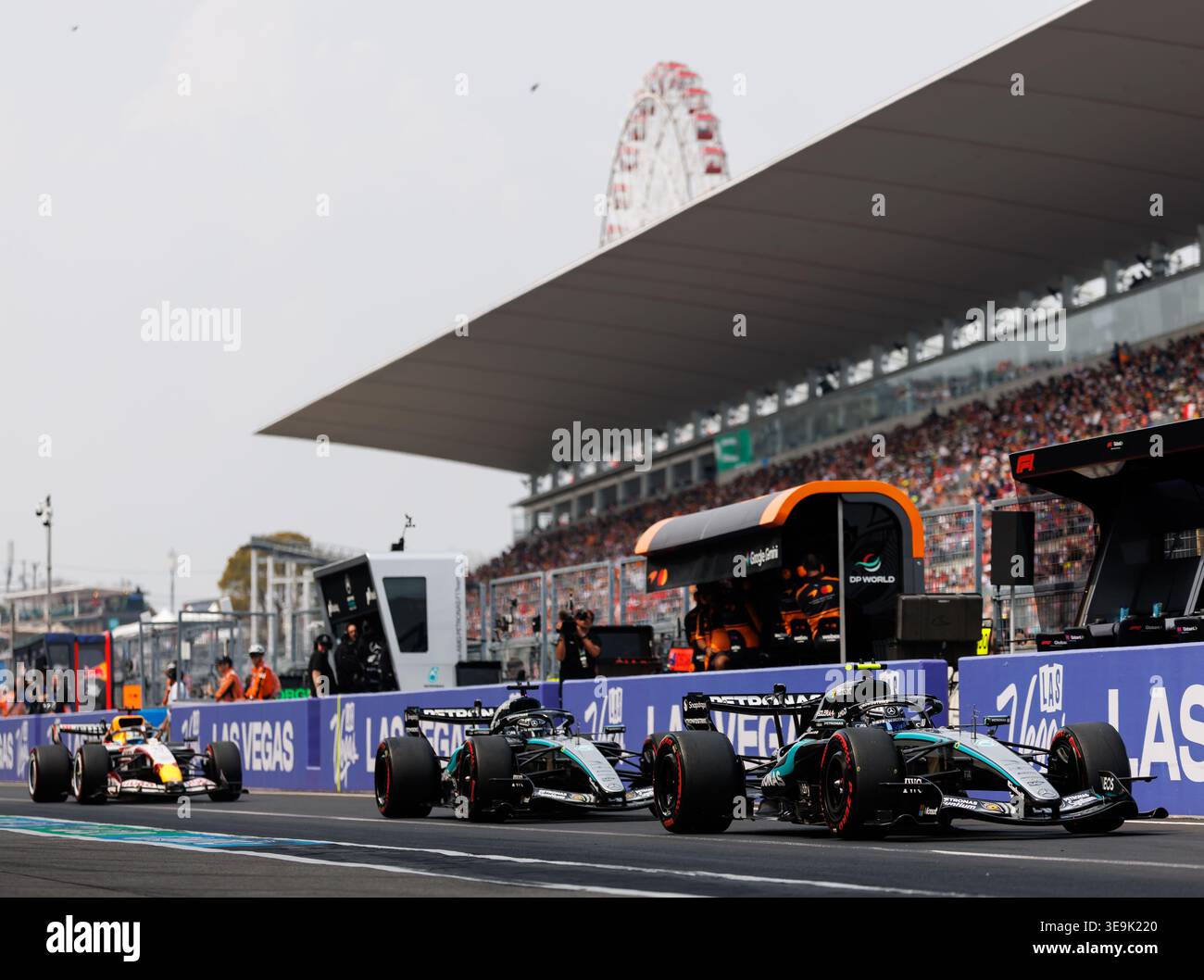Suzuka, 29 marzo 2026: George Russell (GBR) e Kimi Antonelli (ITA) della Mercedes lasciano la pit Lane durante il Gran Premio di Formula 1 del Giappone 2026. © corlev Foto Stock