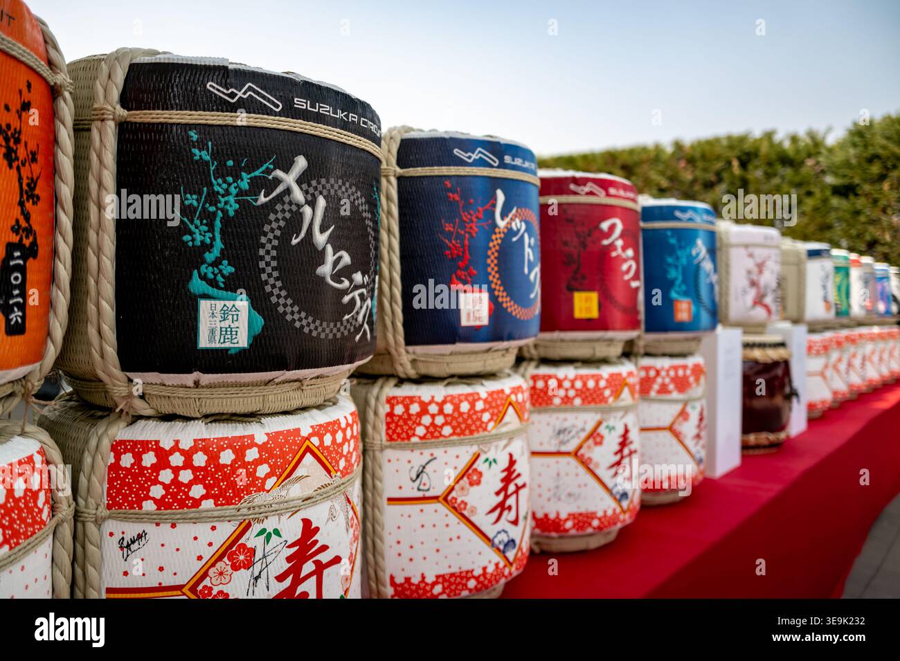 Suzuka, 29 marzo 2026: Kazaridaru, che sono botti decorative di sake. Tradizionalmente presenti nei santuari giapponesi, questi specifici barili fanno parte di un uniq Foto Stock