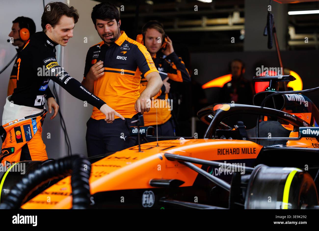 Suzuka, 29 marzo 2026: Oscar Piastri (AUS) della McLaren nel garage durante il Gran Premio di Formula 1 del Giappone 2026. © corleve/Alamy Live News Foto Stock