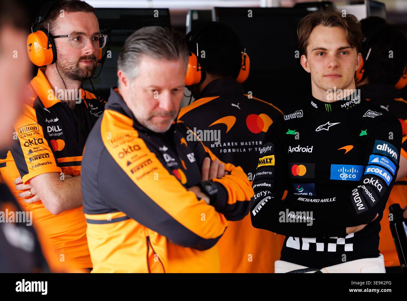 Suzuka, 29 marzo 2026: Oscar Piastri (AUS) della McLaren parla con Zak Brown nel garage prima della gara durante il Gran Premio di Formula 1 del Giappone 2026. © Foto Stock