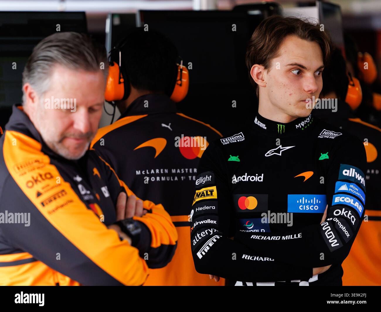 Suzuka, 29 marzo 2026: Oscar Piastri (AUS) della McLaren parla con Zak Brown nel garage prima della gara durante il Gran Premio di Formula 1 del Giappone 2026. © Foto Stock