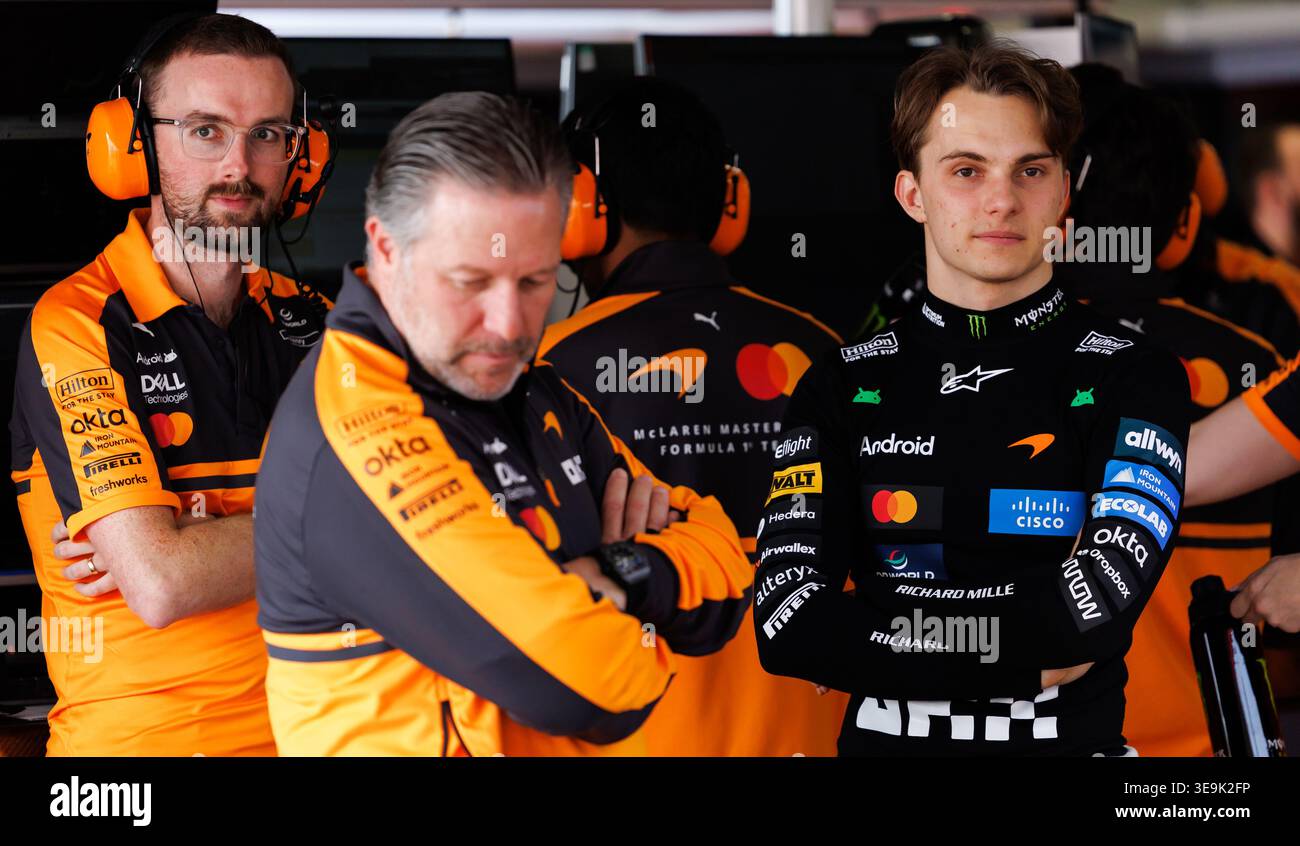 Suzuka, 29 marzo 2026: Oscar Piastri (AUS) della McLaren parla con Zak Brown nel garage prima della gara durante il Gran Premio di Formula 1 del Giappone 2026. © Foto Stock