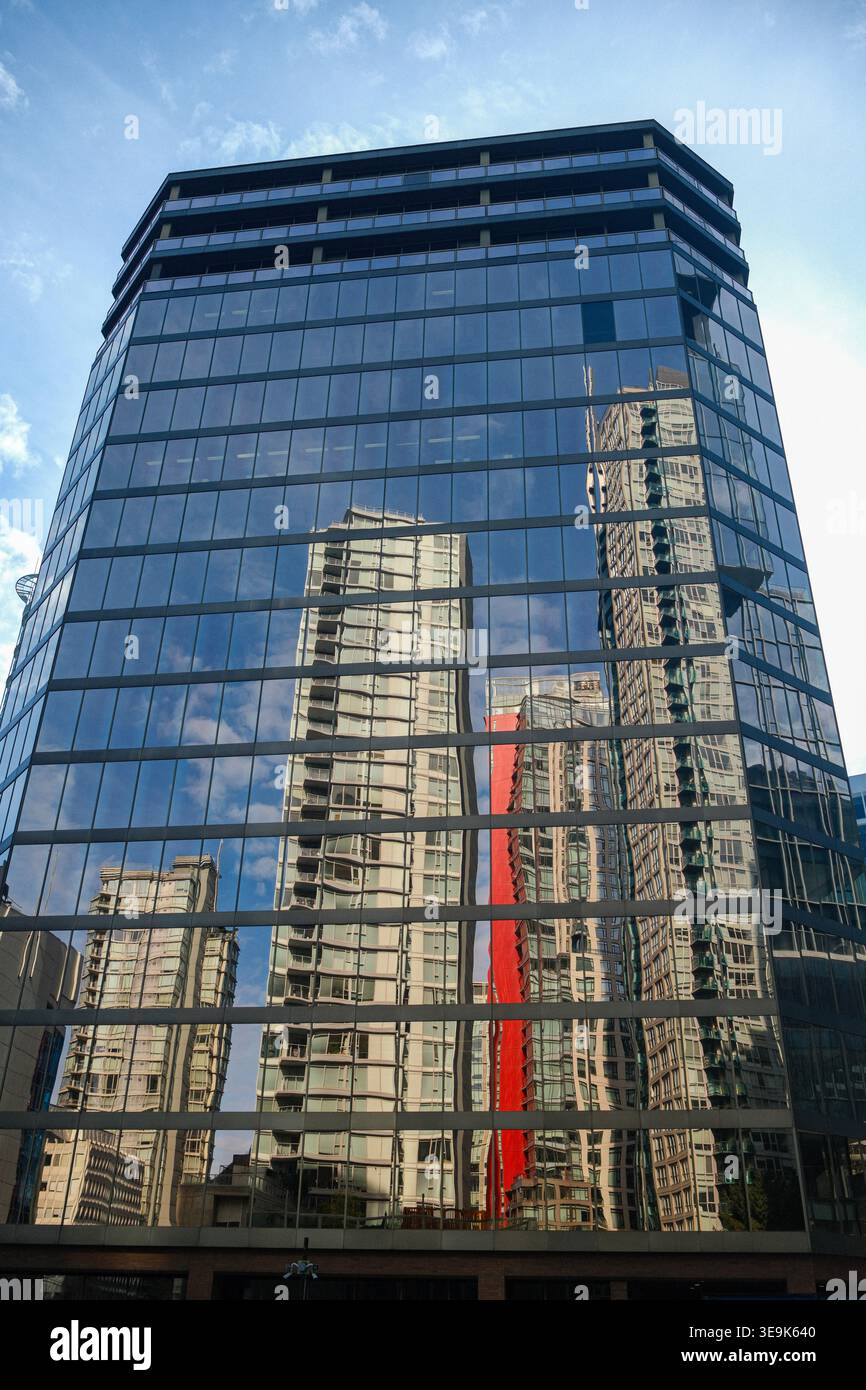 Riflesso nel bicchiere del Sun Life Financial Centre lungo West Pender Street nel centro di Vancouver, British Columbia. Foto Stock