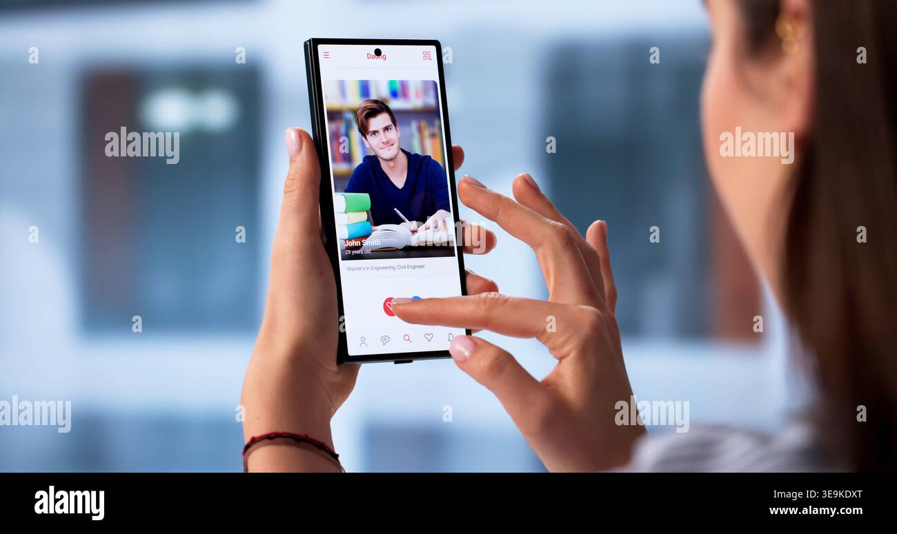 Donna che tiene in mano uno smartphone che scorre attraverso l'app per incontri per trovare una corrispondenza. Foto Stock
