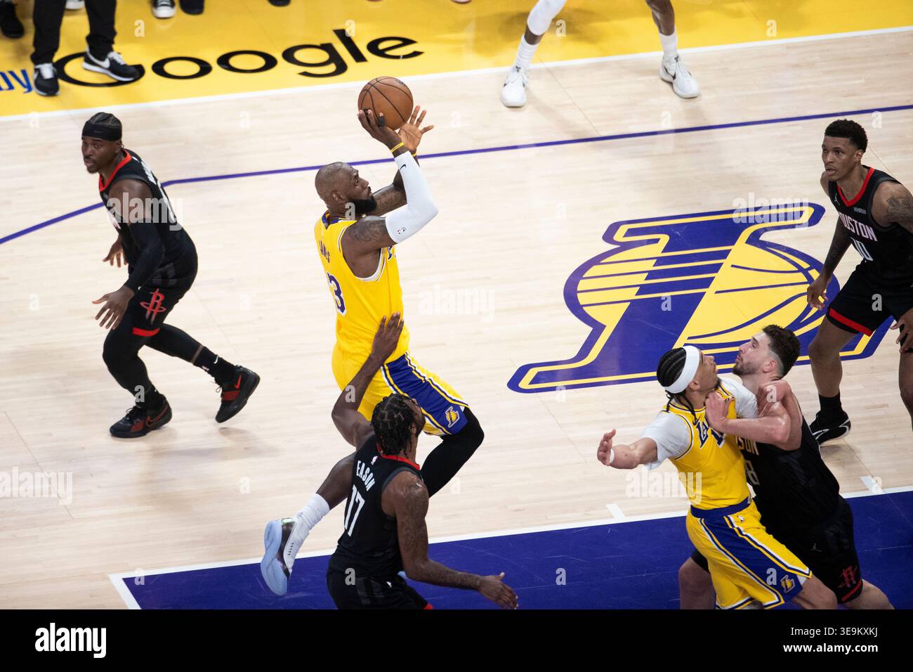 Los Angeles, Stati Uniti. 18 aprile 2026. LeBron James (23) dei Los Angeles Lakers spara contro gli Houston Rockets durante gara 1 di una serie di playoff NBA al primo turno al Crypto.com Arena. NBA playoff 2026: Lakers 107:98 Rockets. (Foto di Ringo Chiu/SOPA Images/Sipa USA) credito: SIPA USA/Alamy Live News Foto Stock