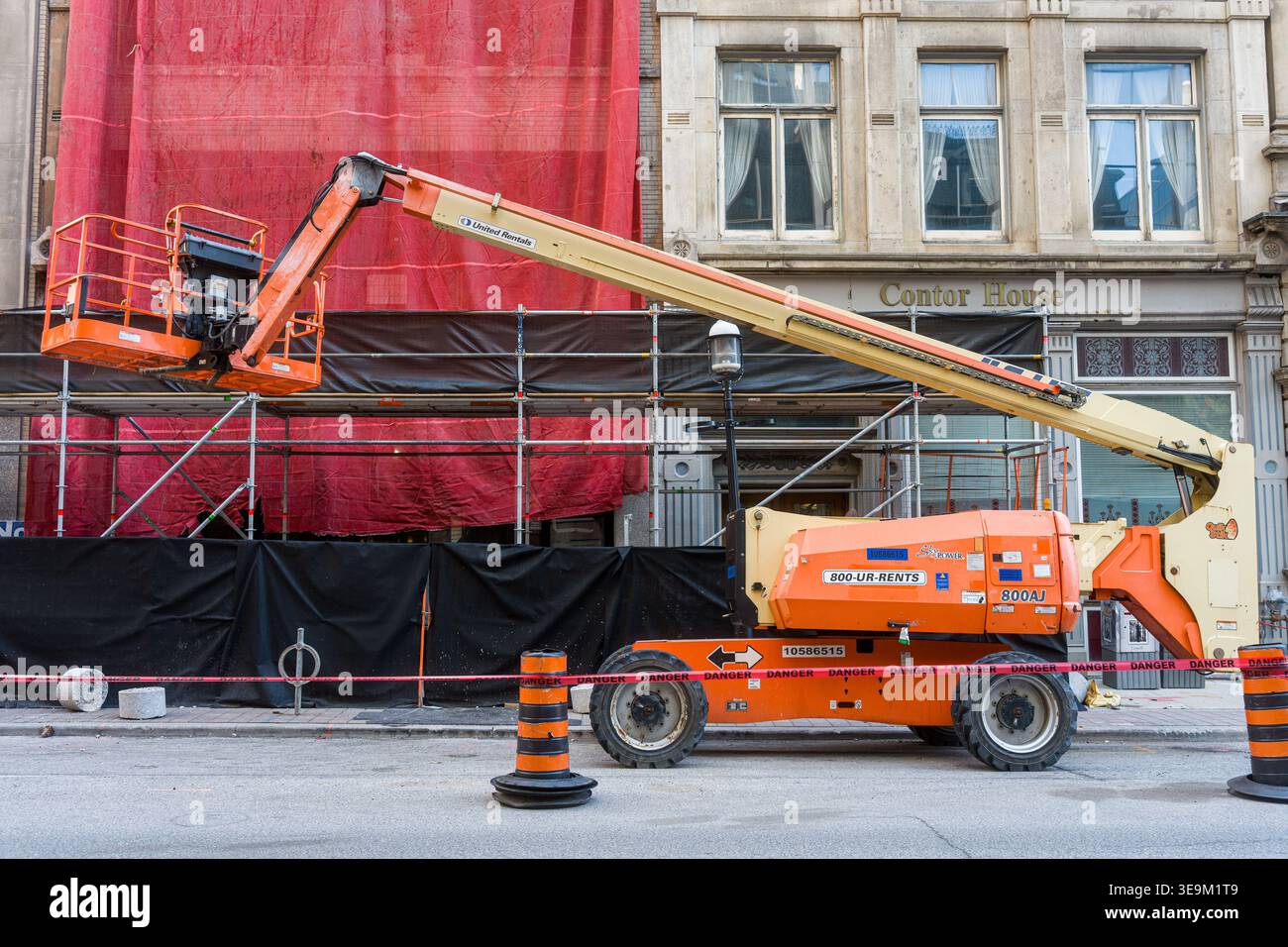 Toronto, Canada - 17 aprile 2026: Macchinari e procedure di sicurezza organizzati in previsione della futura costruzione Foto Stock