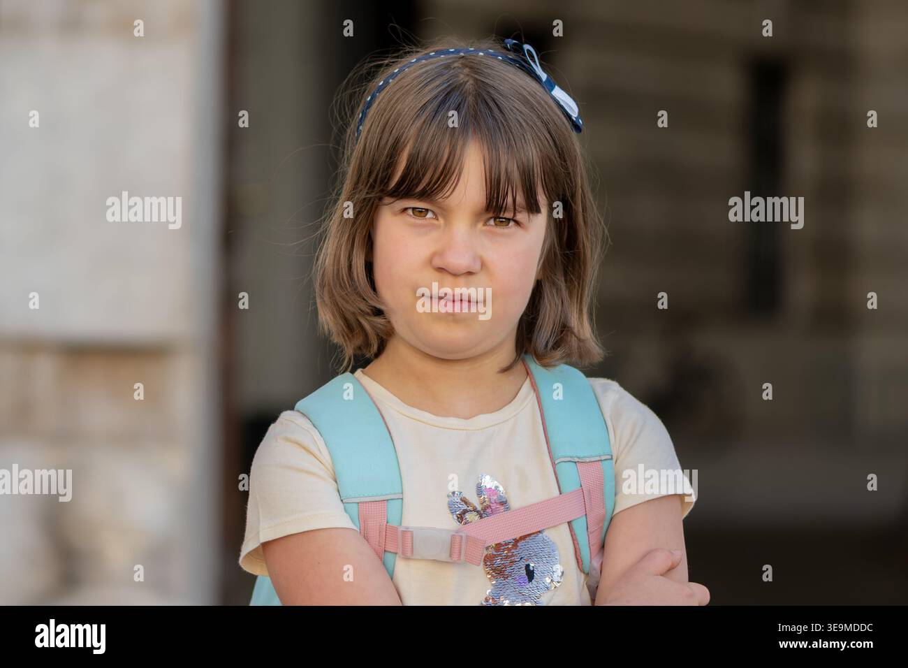Bambino con zaino in città rappresenta l'educazione lo sviluppo e la vita scolastica. Foto Stock