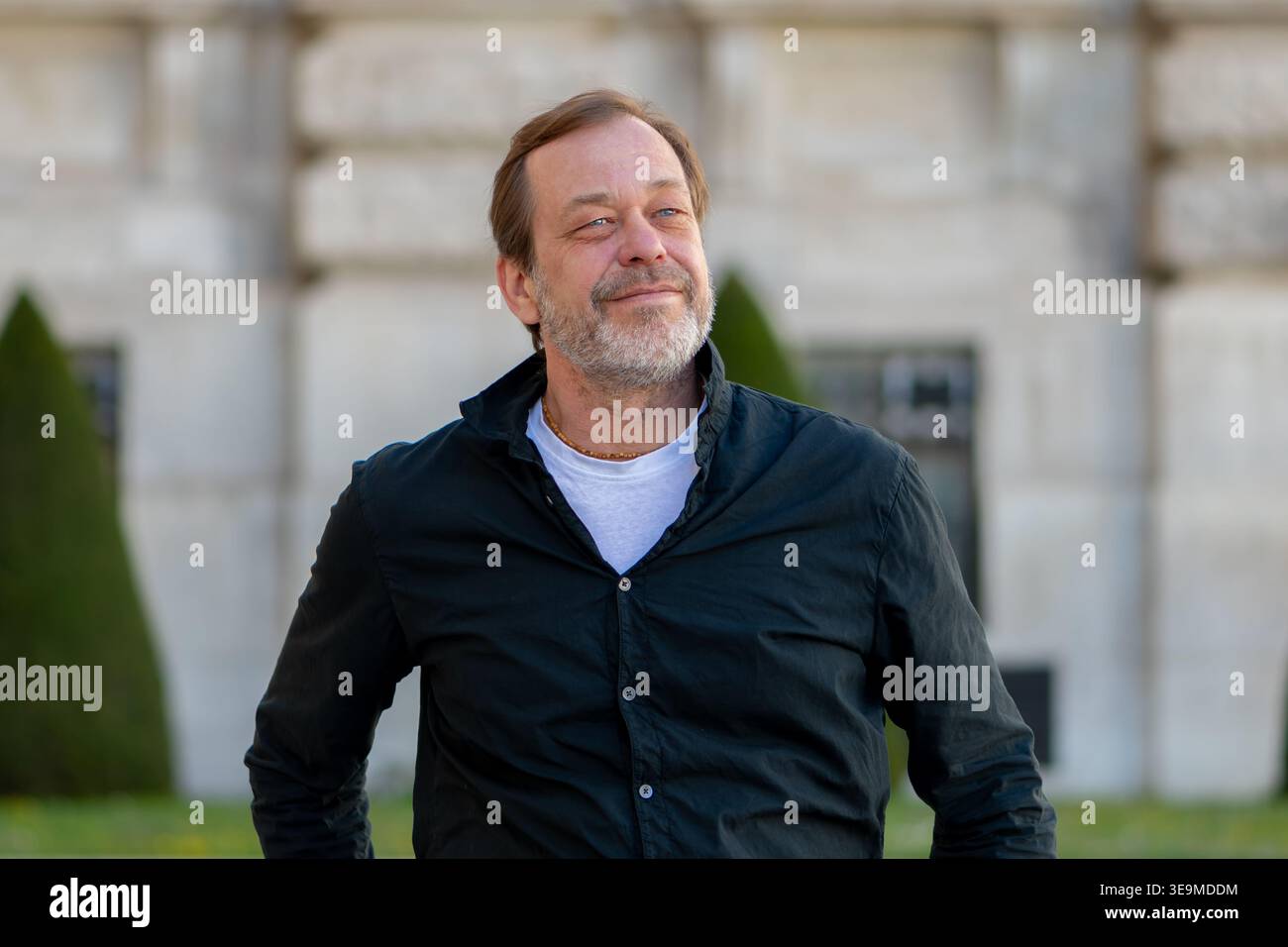 Uomo di 55 anni che guarda all'aperto con espressione sicura e ambizione per il successo. Foto Stock