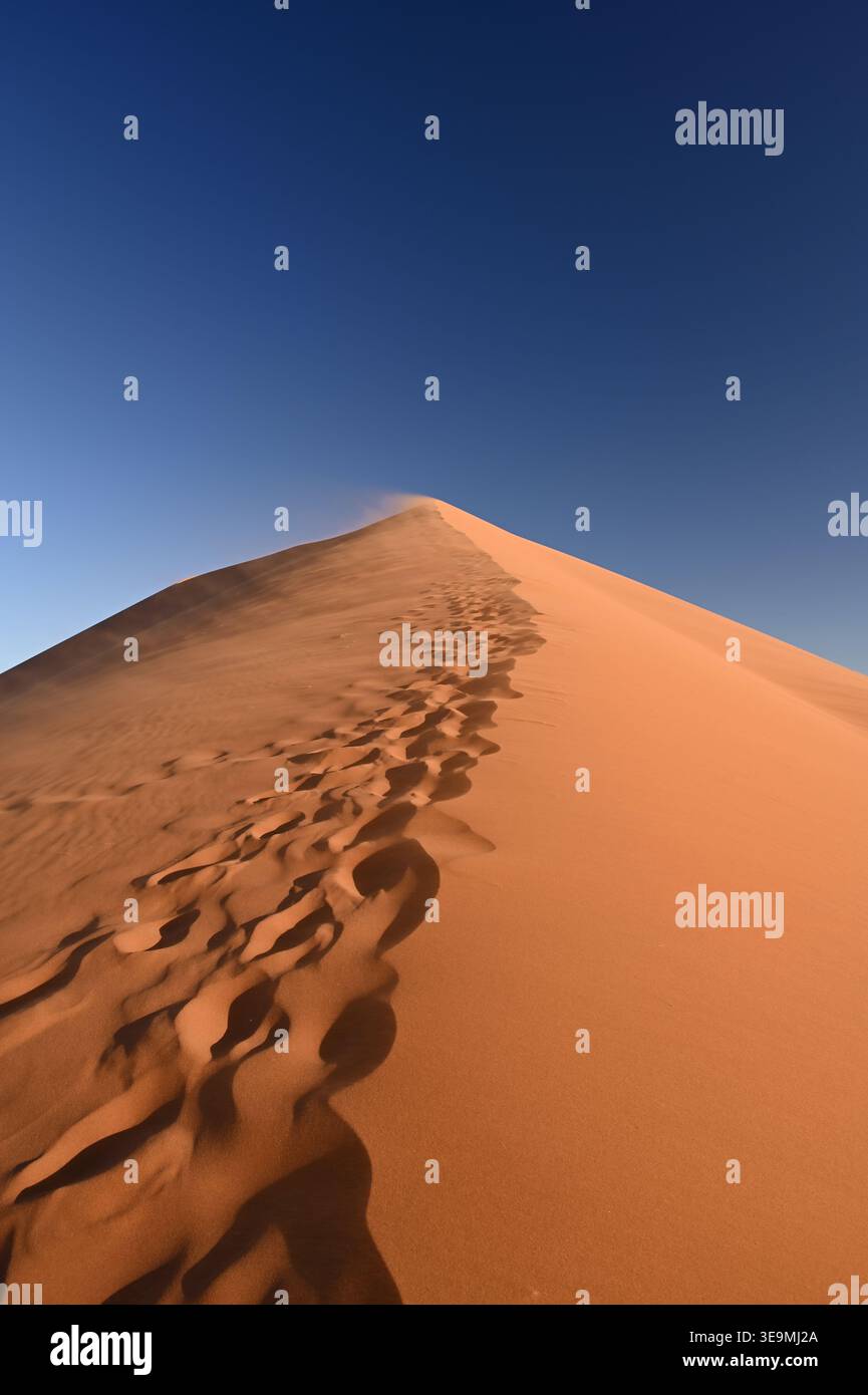 Duna di sabbia contro il cielo blu a Sossusvlei, Namib-Naukluft National Park, Namibia Foto Stock