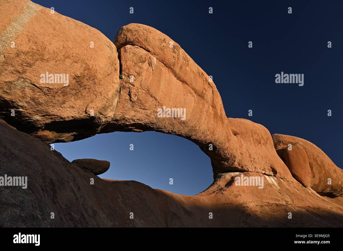 Arco di pietra naturale contro il cielo blu a Spitzkoppe, Namibia Foto Stock