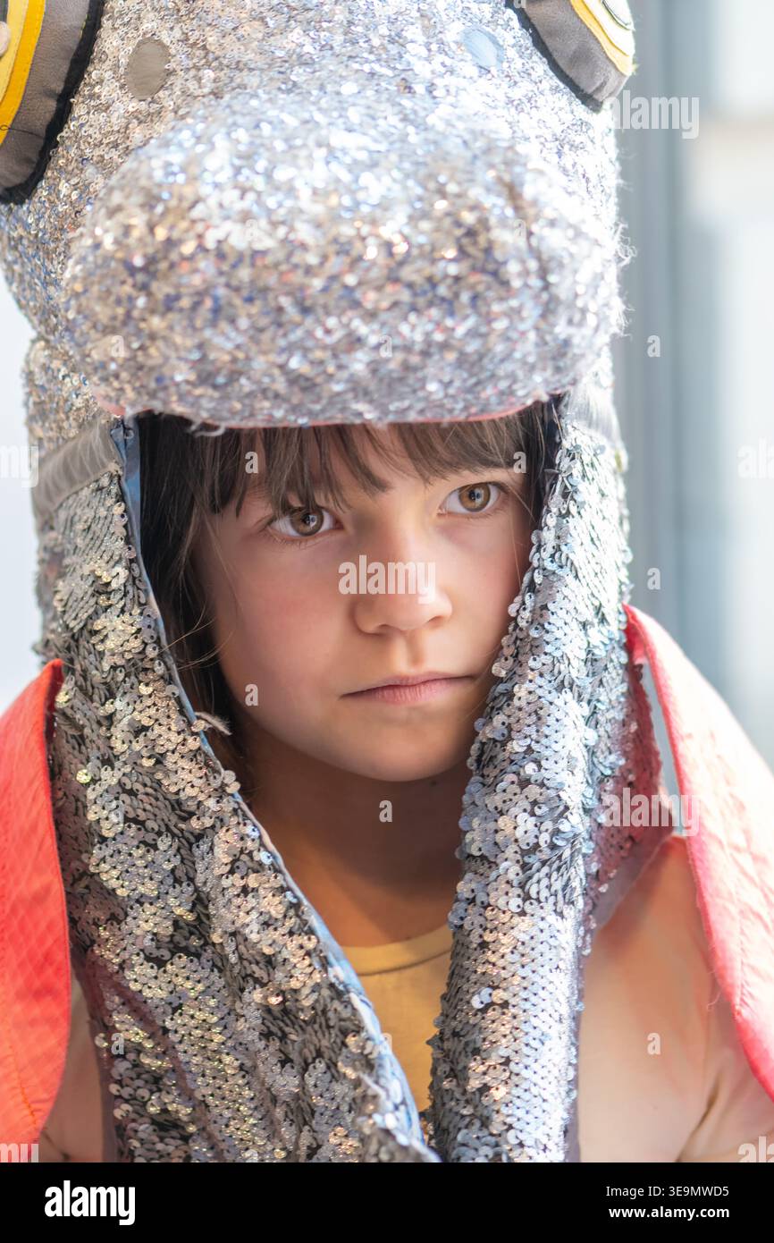 Il ritratto del bambino in costume da palcoscenico rappresenta l'attenzione del personaggio e lo stato emotivo. Foto Stock
