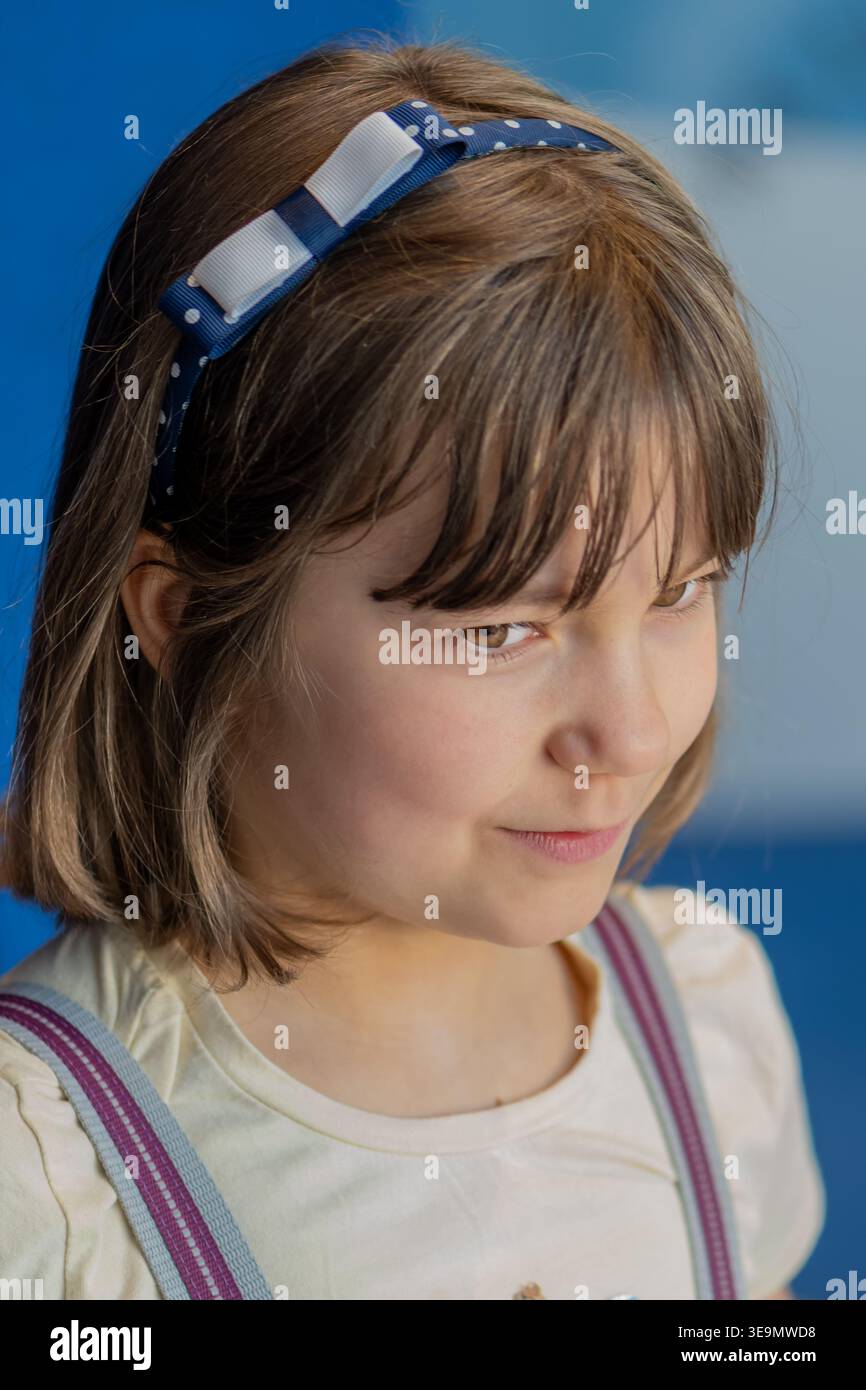 Il ritratto dei bambini rappresenta la fiducia lo sviluppo della personalità e lo stato emotivo nell'ambiente di tutti i giorni. Foto Stock