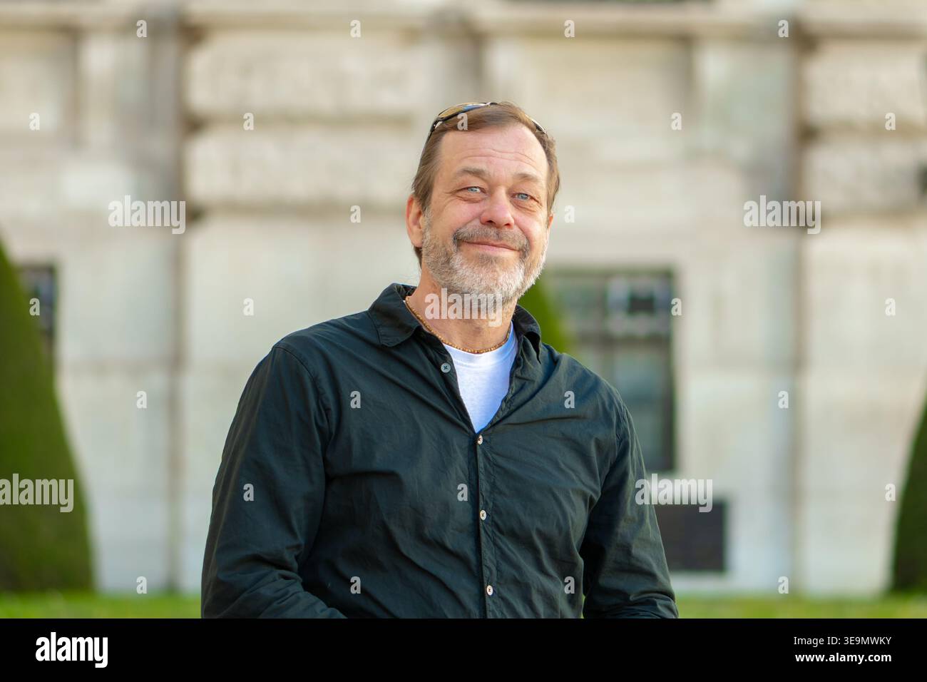 Il ritratto dell'uomo mostra emozione personalità e comportamento amichevole. Foto Stock