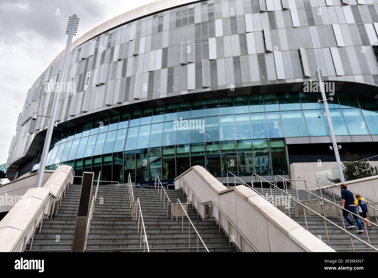 Londra. Regno Unito - 17 aprile 2026. Una delle scale che portano allo stadio Tottenham Hotspur. Foto Stock