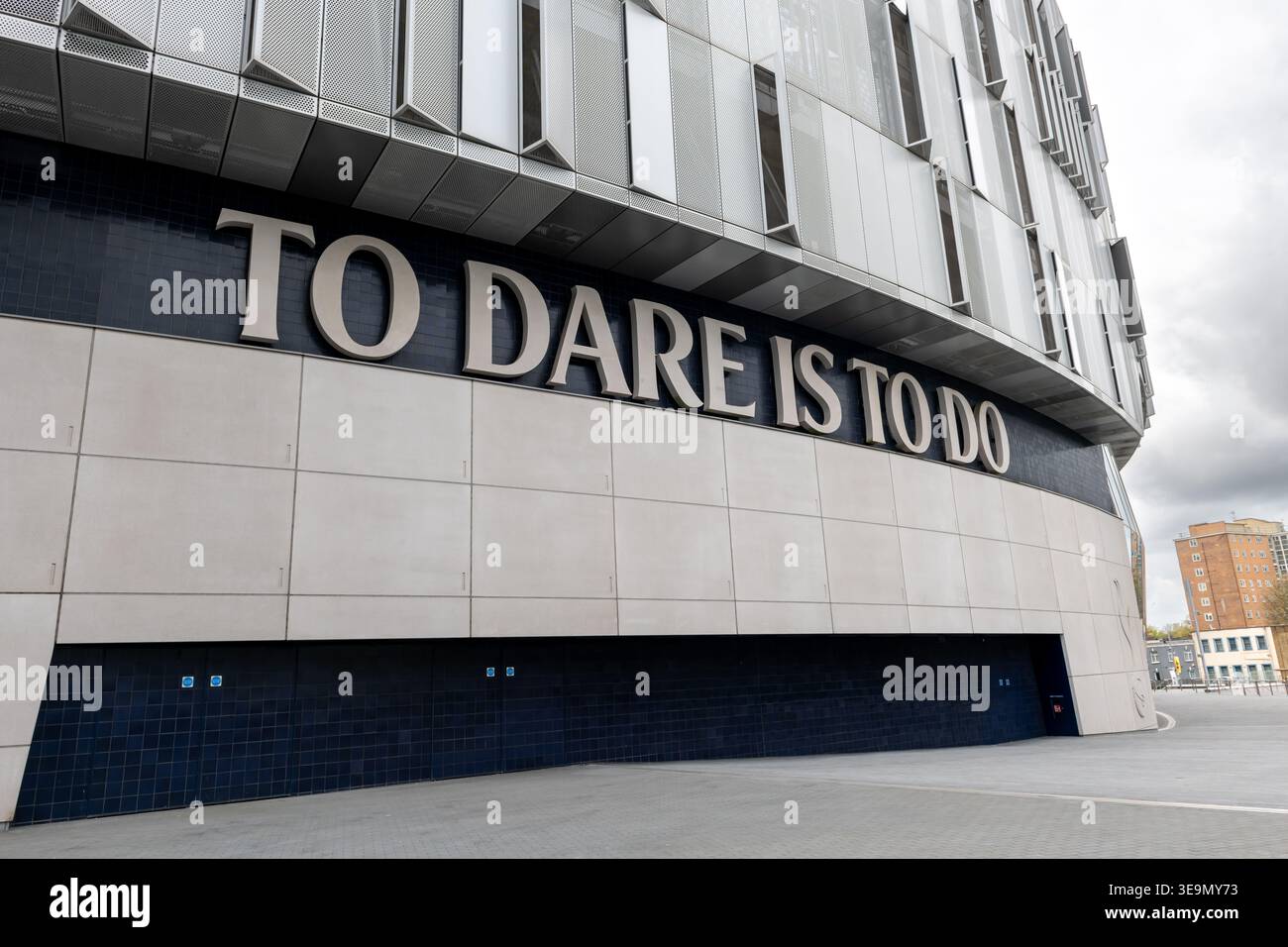 Londra. Regno Unito - 17 aprile 2026. Osare è fare, il motto del Tottenham Hotspur Football Club sulla facciata del suo stadio. Foto Stock