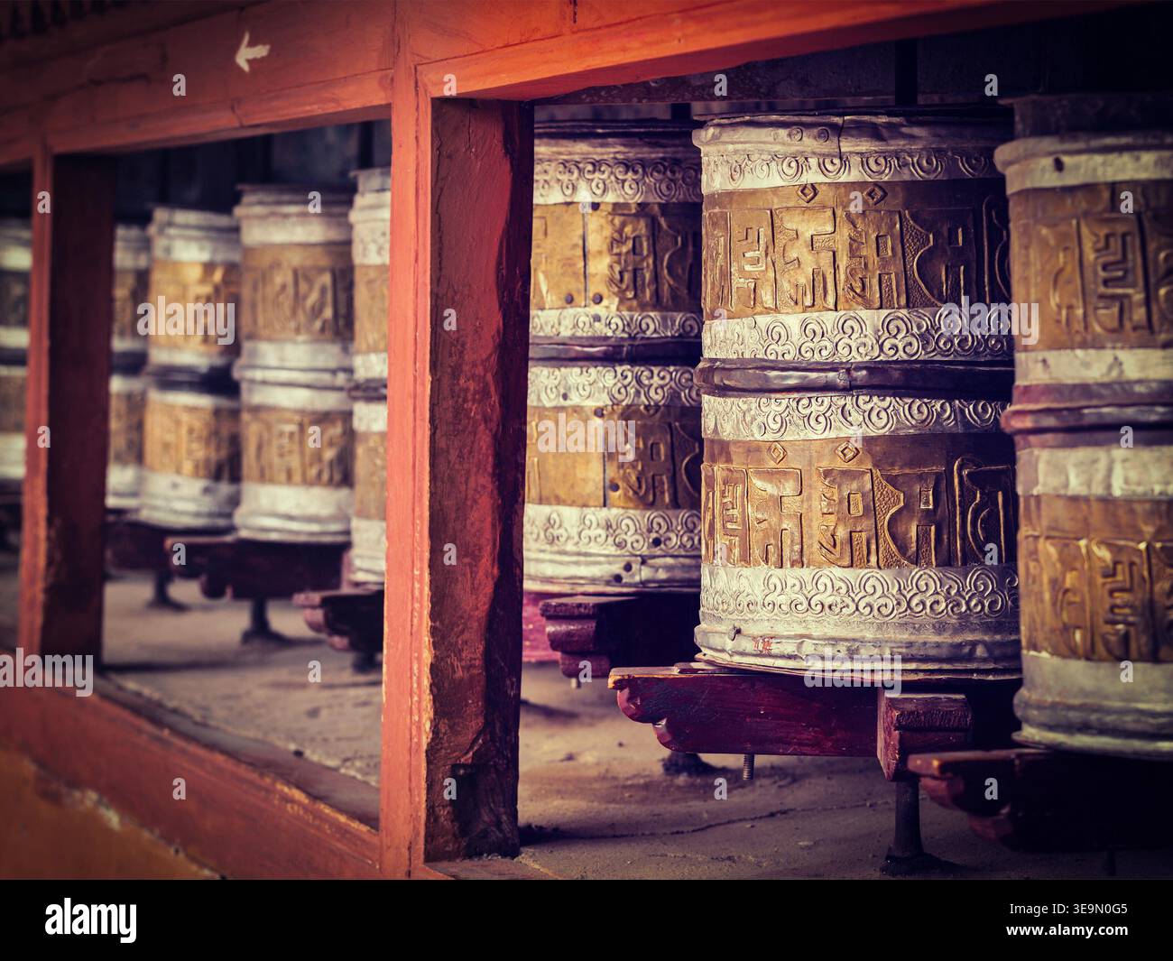 Immagine in stile hipster filtrata effetto retrò vintage delle ruote buddiste di preghiera in Hemis gompa (monsterno buddista tibetano). Ladakh, India Foto Stock