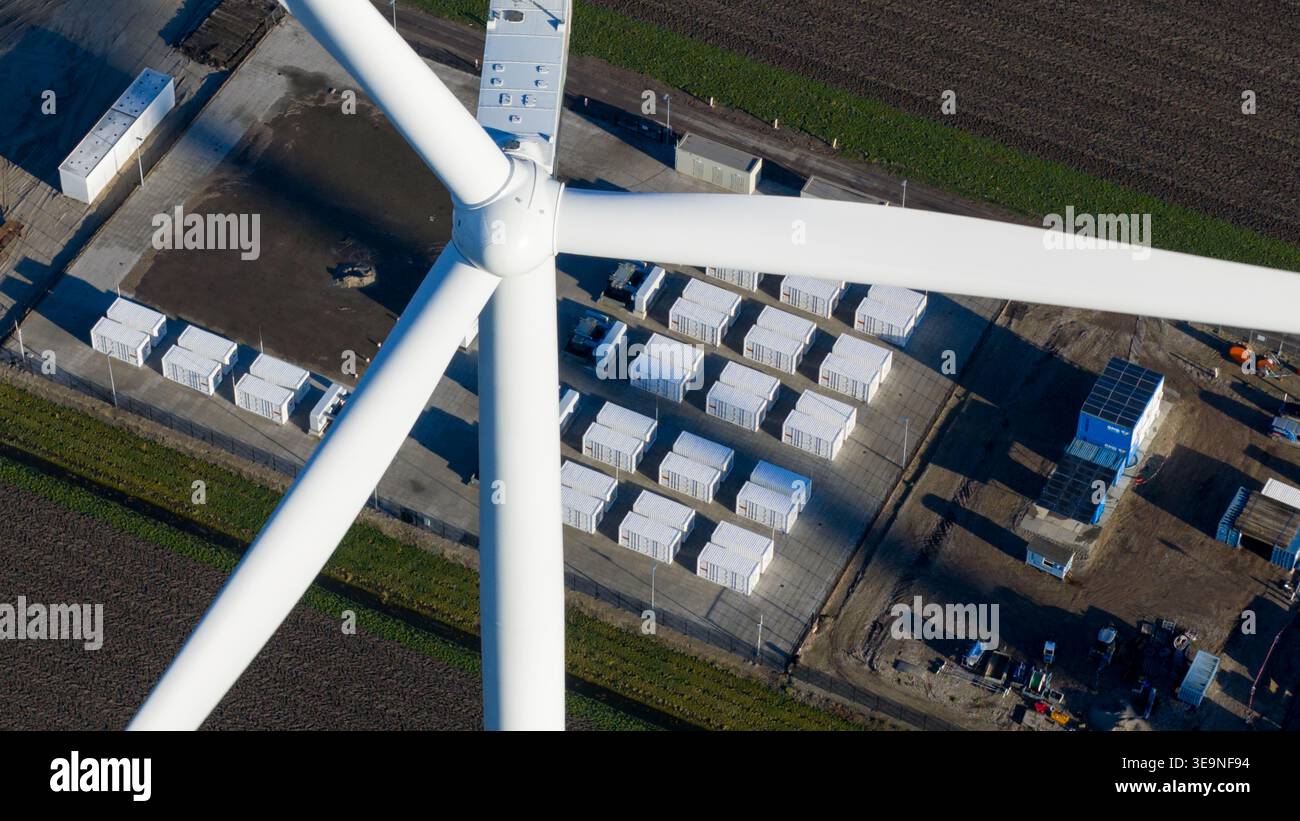 Parco di stoccaggio delle batterie aeree presso impianti eolici e solari per la transizione energetica Foto Stock