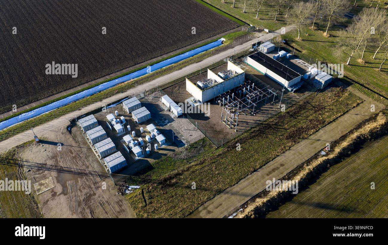 Parco di stoccaggio delle batterie aeree presso impianti eolici e solari per la transizione energetica Foto Stock