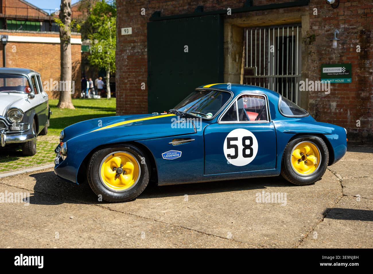 1960 TVR Grantura, in mostra al Bicester Motion Assembly il 16 marzo 2025. Foto Stock
