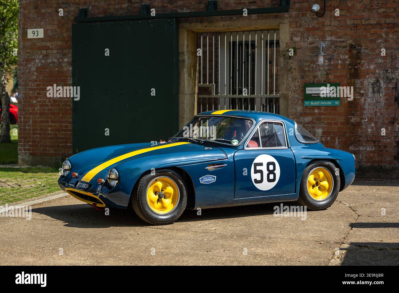 1960 TVR Grantura, in mostra al Bicester Motion Assembly il 16 marzo 2025. Foto Stock