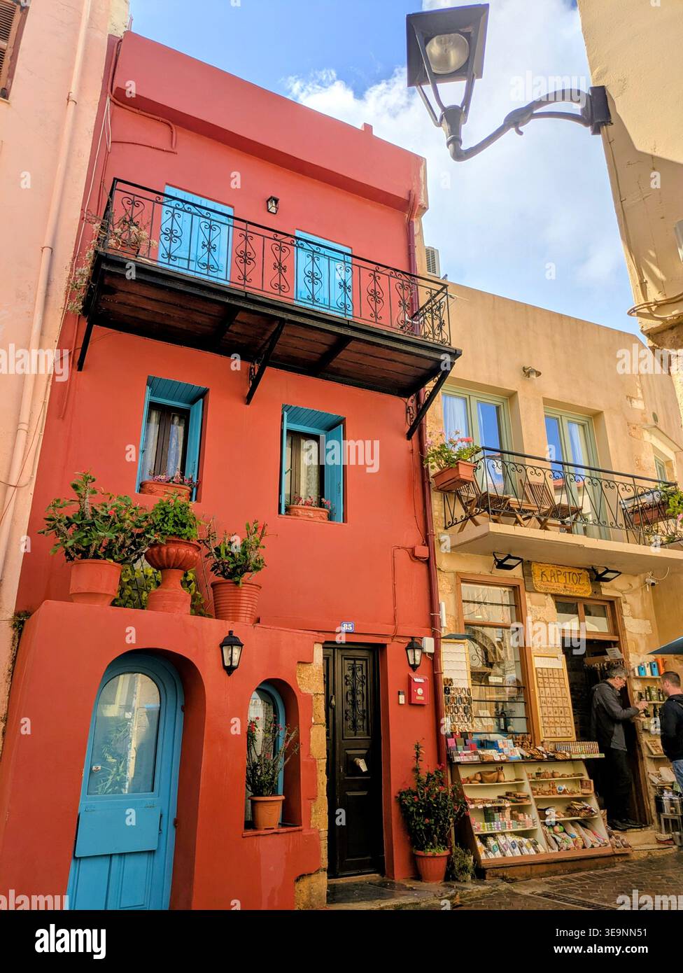 Alto edificio rosso nella citta' vecchia di Chania Foto Stock