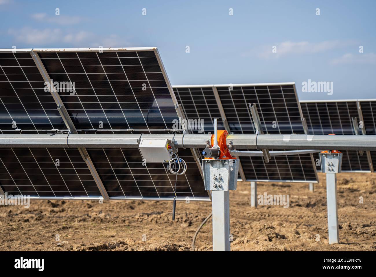 Hardware per il monitoraggio di impianti solari che mostra i moduli FV, il fascio di torsione, il pelo galvanizzato, la scatola di giunzione e il meccanismo di allineamento per la vista del sito di energia rinnovabile Foto Stock