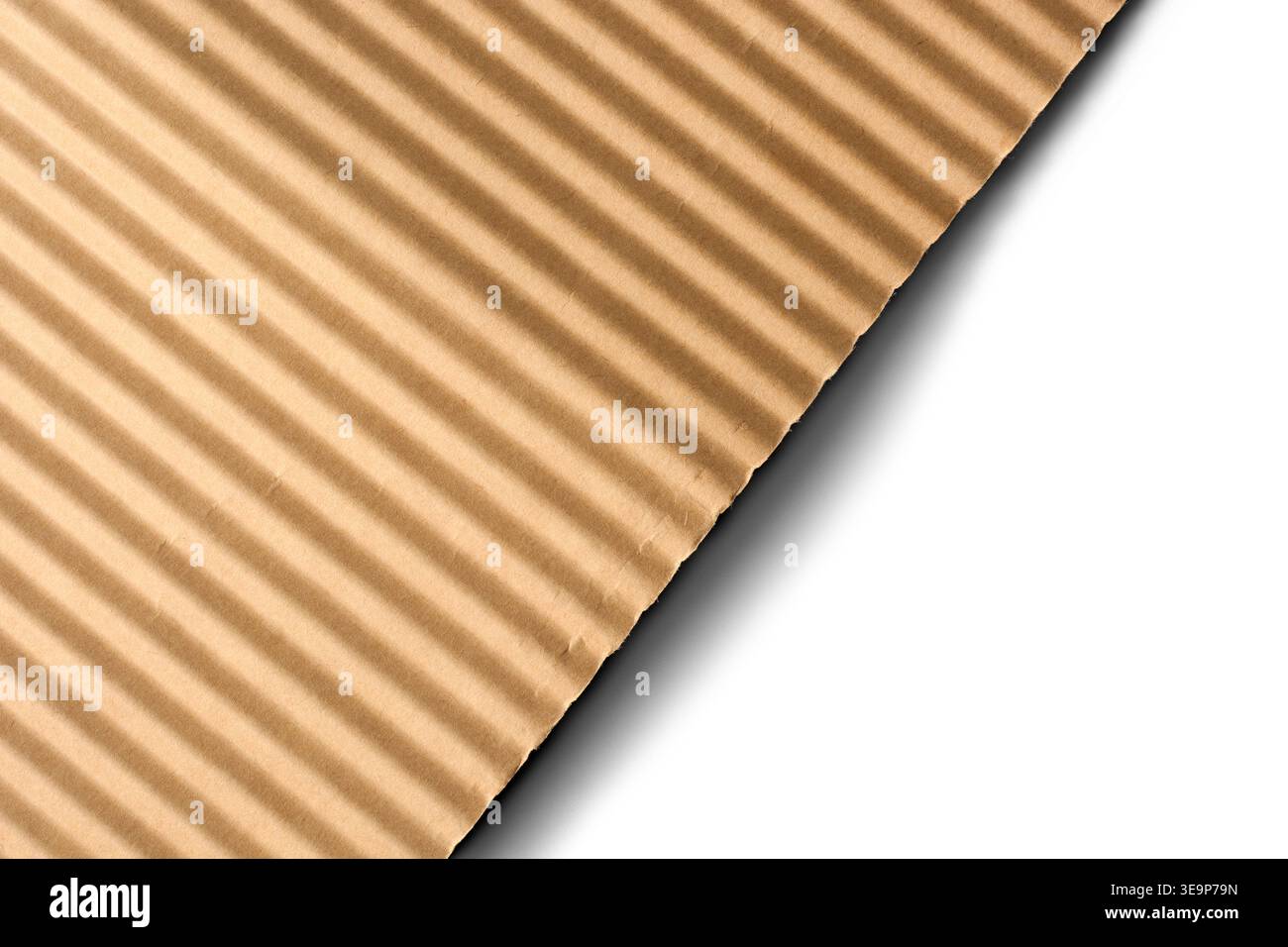 foglio di carta ondulata marrone sfondo bianco isolato, creste diagonali con bordo ruvido, vista dall'alto con ombra, modello di mockup per cancelleria Foto Stock