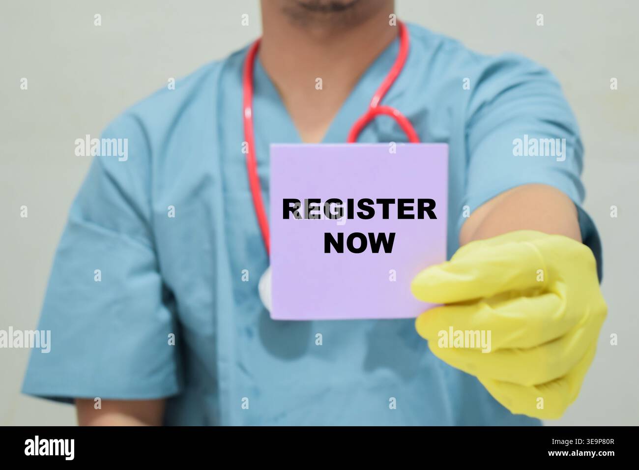 Il medico ha in mano una carta con il nome del registro. Concetto medico Foto Stock