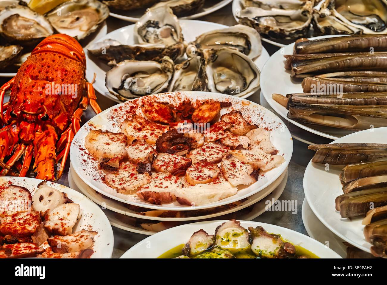 Vari piatti di pesce fresco preparati per mangiare al mercato di San Miguel, Madrid. Foto Stock
