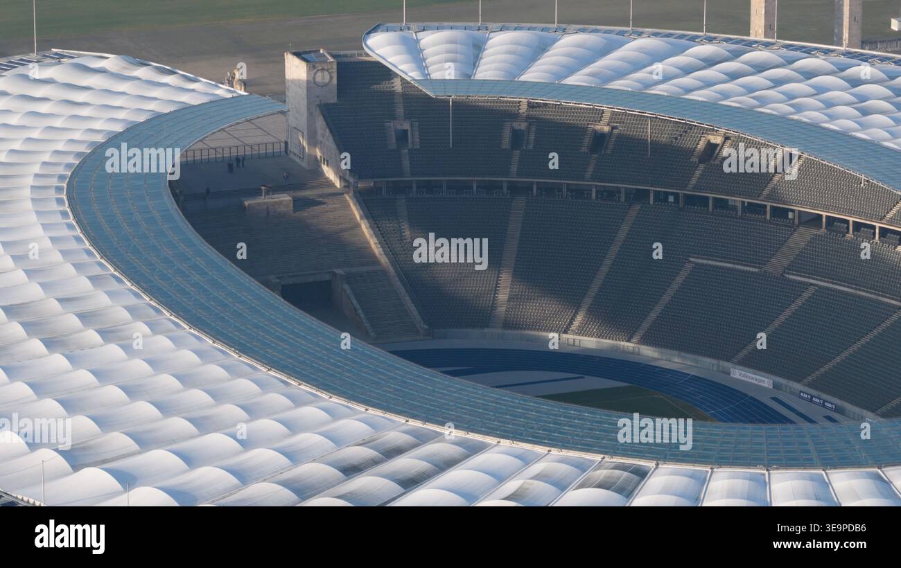 Berlino, città-stato di Berlino, Germania, 14 dicembre 2025: Olympiastadion berlin tetto moderno e pista vuota Foto Stock
