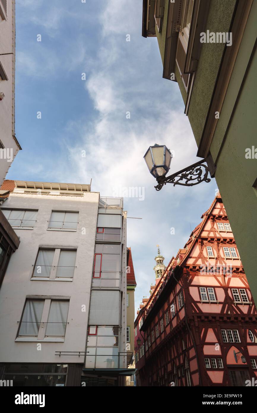 Vista ad angolo basso in contrasto con l'architettura moderna e tradizionale in legno a Esslingen Foto Stock