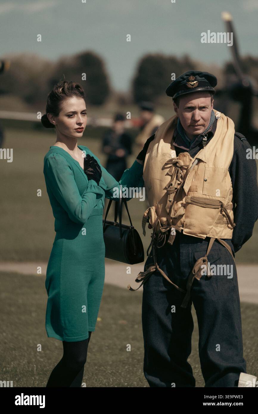 Donna in abito verde con pilota della RAF che indossa un giubbotto salvagente alla Sywell Battle of Britain ReEnactment, scena di Spitfire Foto Stock