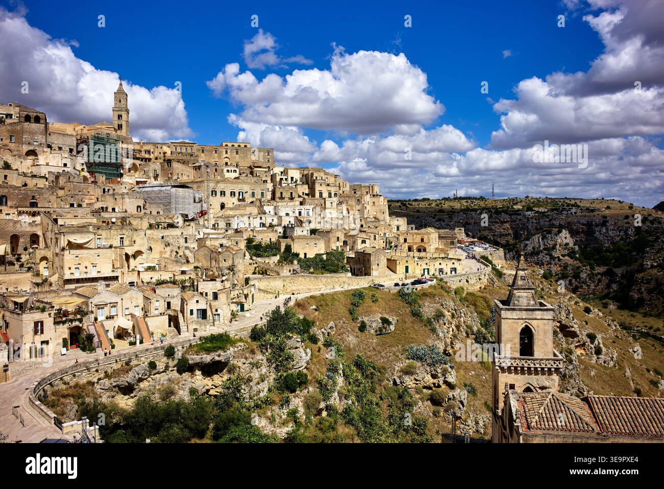 Il paesaggio urbano mostra gli storici Sassi di Matera con edifici in pietra e cielo blu. Foto Stock