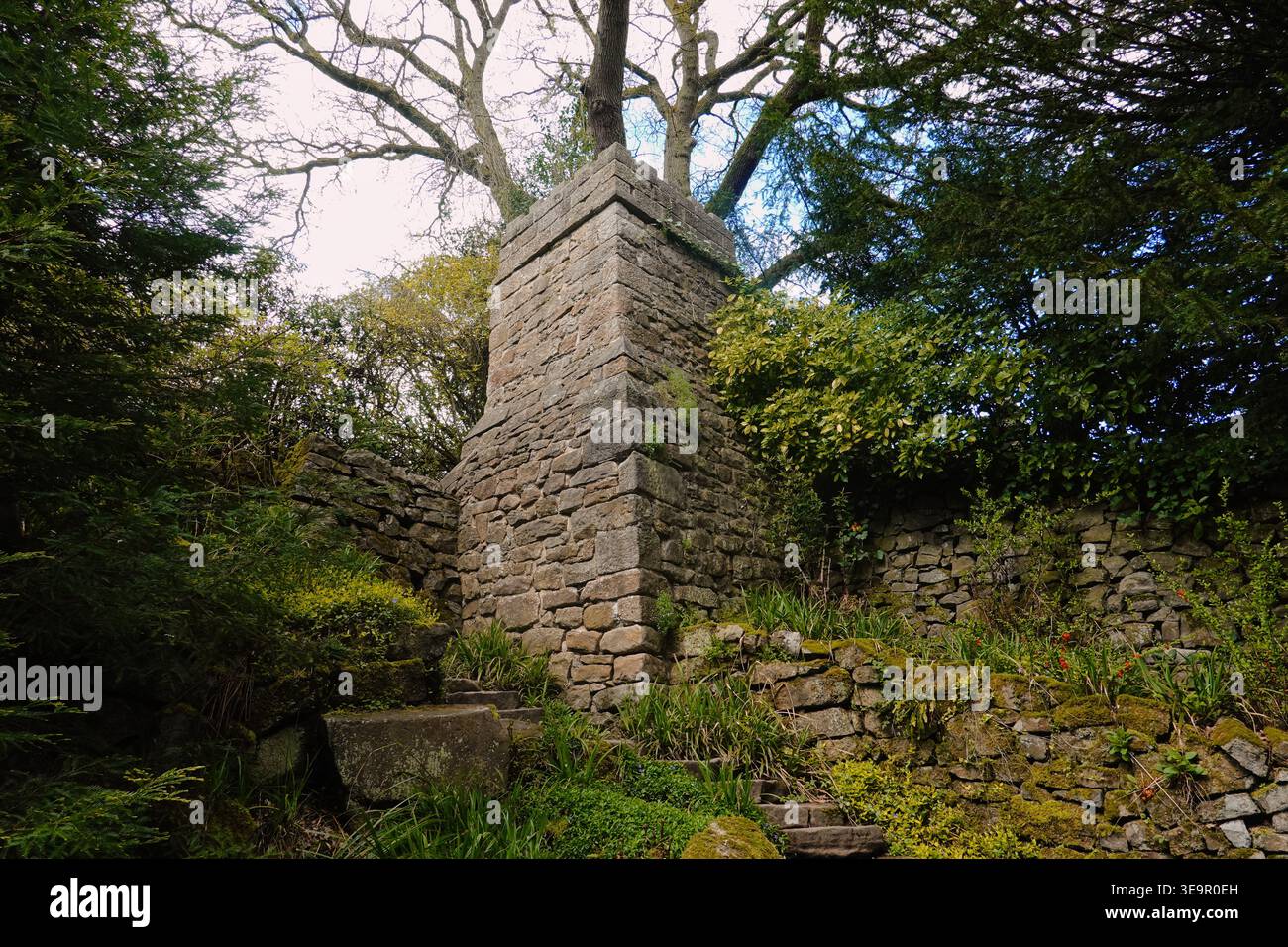 La torre del tè in pietra e le pareti in pietra secca nel Giardino Cinese a Biddulph Grange Foto Stock