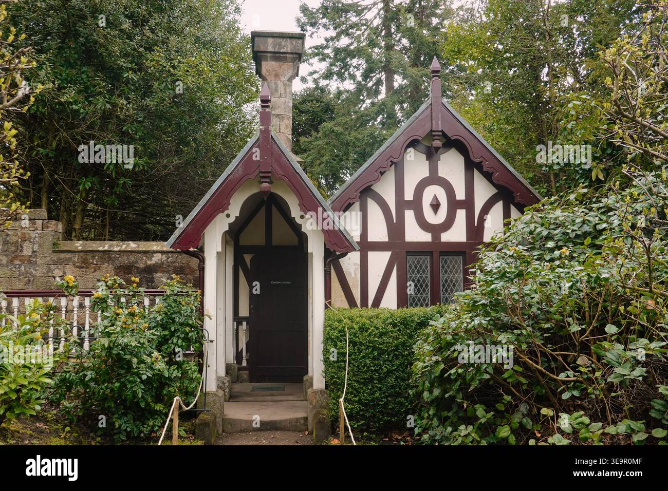 Il Cheshire Cottage, un edificio con giardino vittoriano in legno a Biddulph Grange Foto Stock