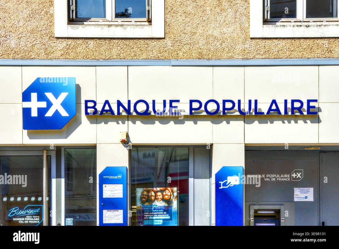 Esterno e ingresso di una filiale della "Banque Populaire" - le Blanc, Indre (36), Francia. Foto Stock