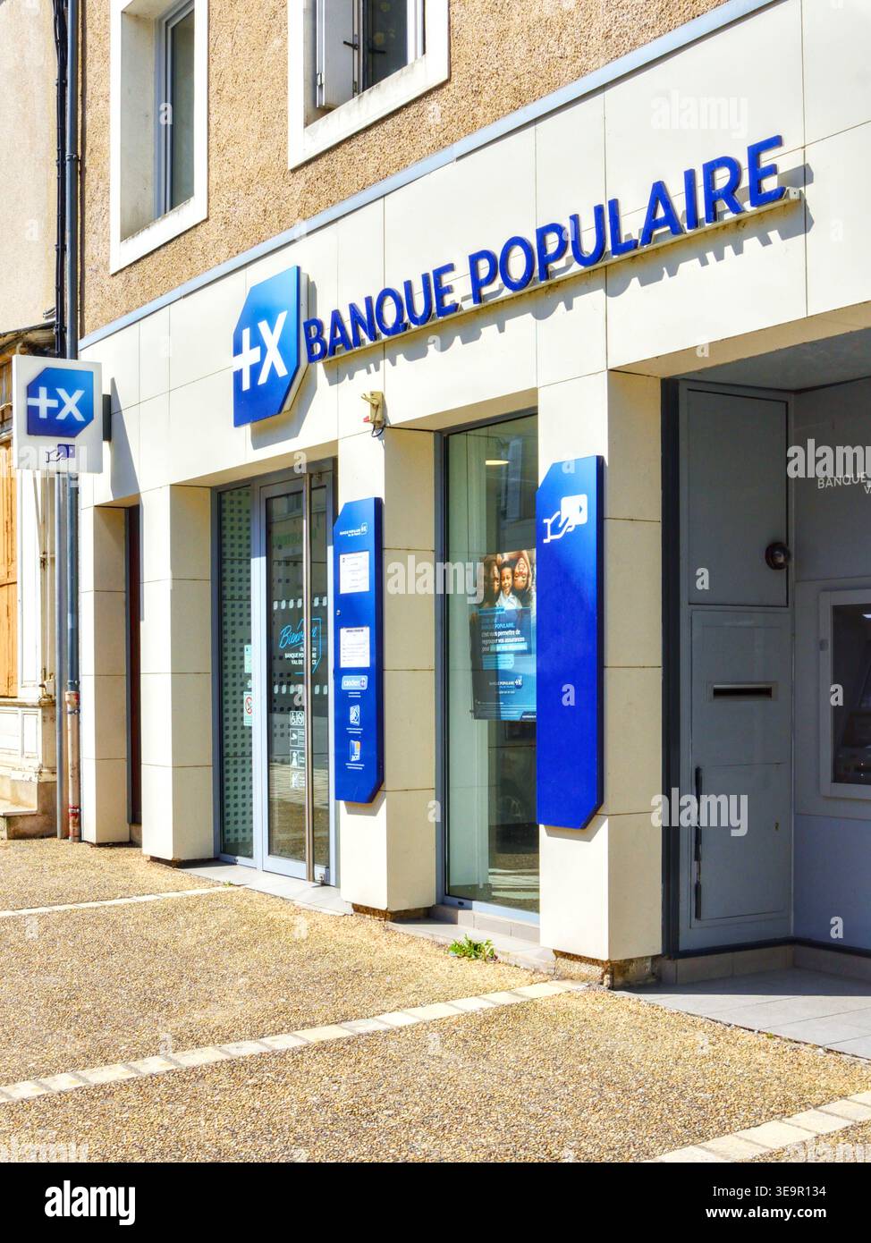 Esterno e ingresso di una filiale della "Banque Populaire" - le Blanc, Indre (36), Francia. Foto Stock