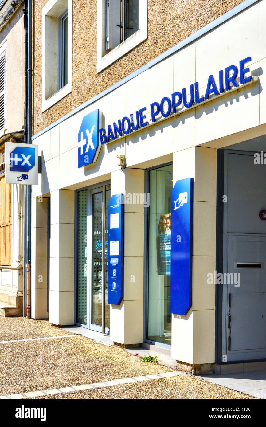 Esterno e ingresso di una filiale della "Banque Populaire" - le Blanc, Indre (36), Francia. Foto Stock