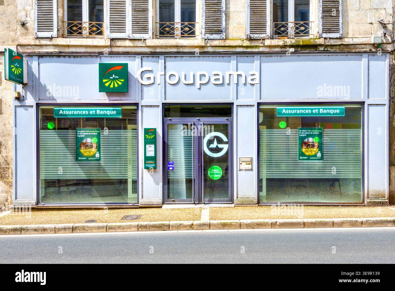 Esterno e ingresso di una filiale di "Groupama" per attività bancarie e assicurative - le Blanc, Indre (36), Francia. Foto Stock
